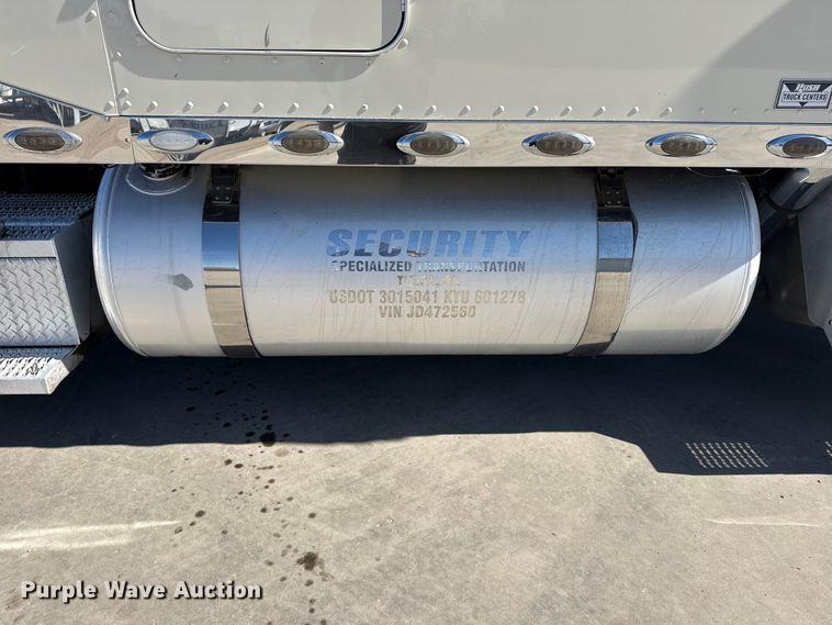 image for item DQ4341 2018 Peterbilt 389 semi truck