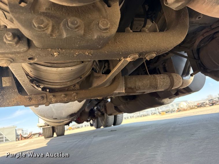 image for item DQ4341 2018 Peterbilt 389 semi truck