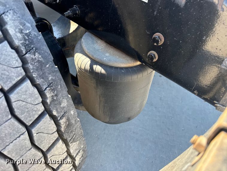 image for item DQ4341 2018 Peterbilt 389 semi truck