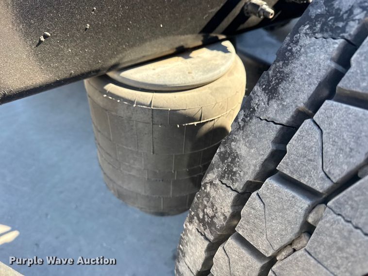 image for item DQ4341 2018 Peterbilt 389 semi truck