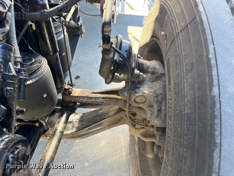 image for item DQ4341 2018 Peterbilt 389 semi truck