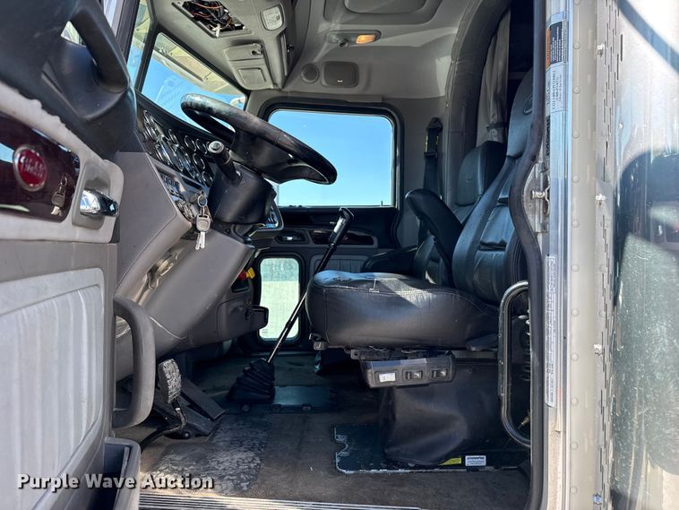 image for item DQ4341 2018 Peterbilt 389 semi truck