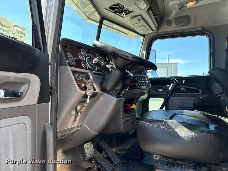 image for item DQ4341 2018 Peterbilt 389 semi truck