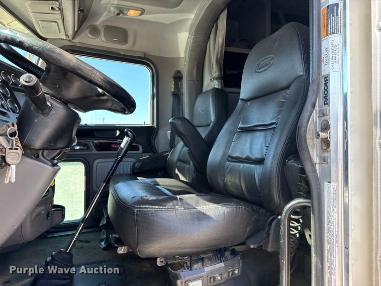 image for item DQ4341 2018 Peterbilt 389 semi truck