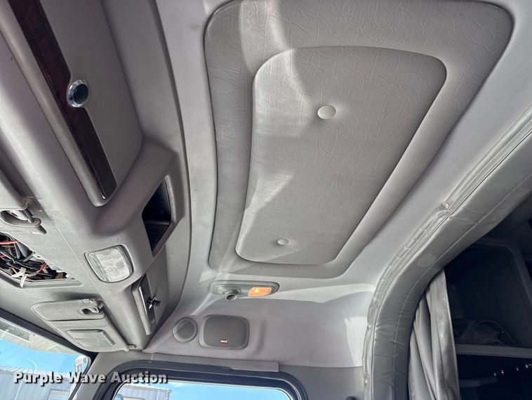 image for item DQ4341 2018 Peterbilt 389 semi truck