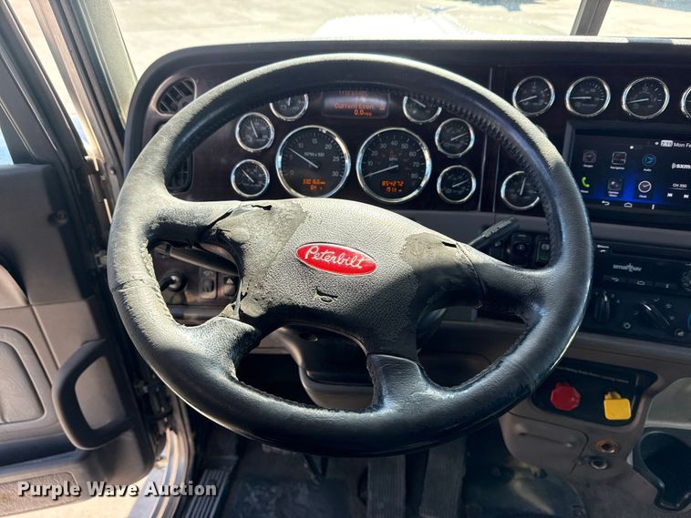 image for item DQ4341 2018 Peterbilt 389 semi truck