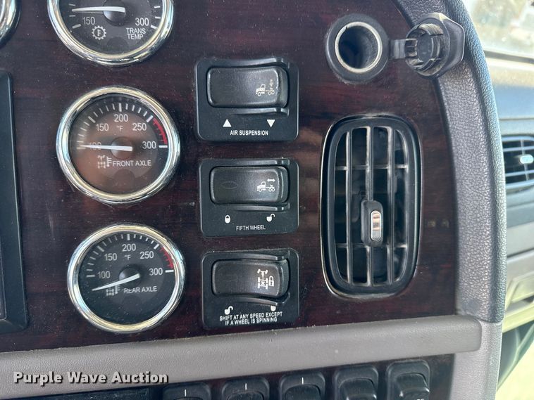 image for item DQ4341 2018 Peterbilt 389 semi truck