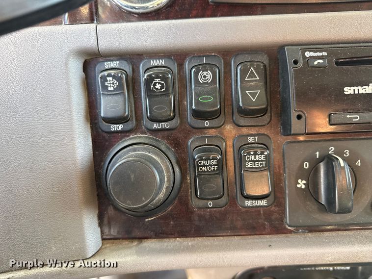 image for item DQ4341 2018 Peterbilt 389 semi truck