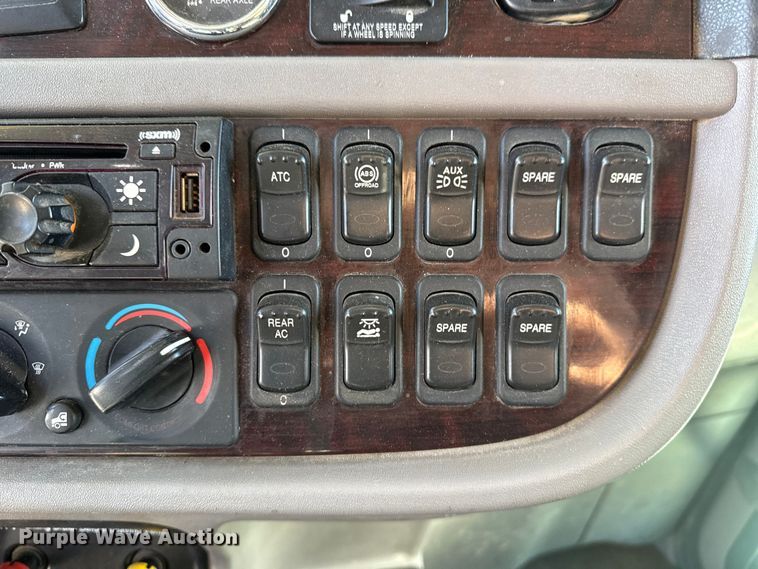 image for item DQ4341 2018 Peterbilt 389 semi truck