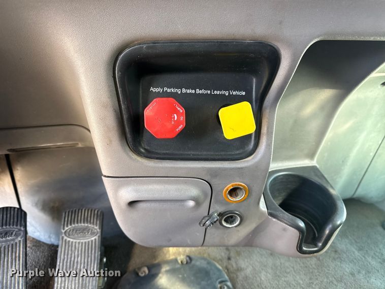 image for item DQ4341 2018 Peterbilt 389 semi truck