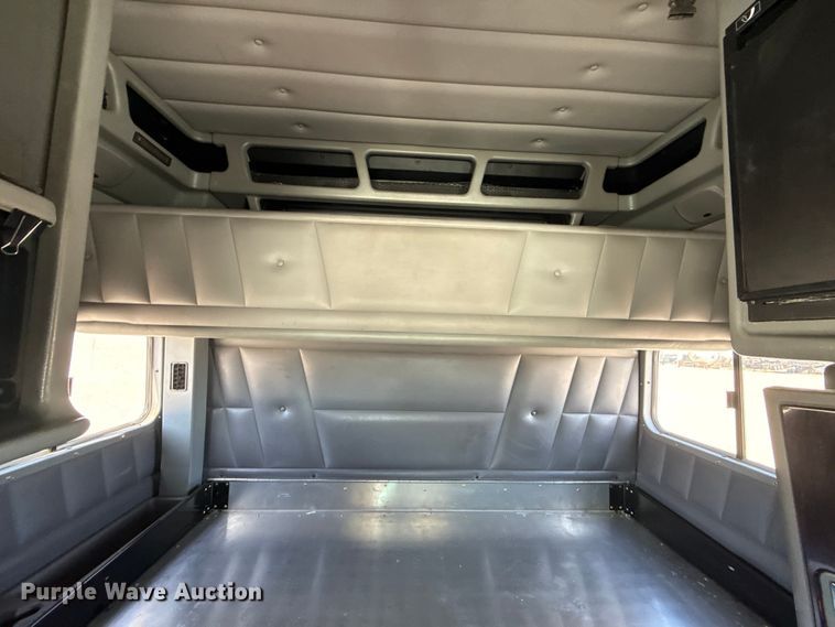 image for item DQ4341 2018 Peterbilt 389 semi truck