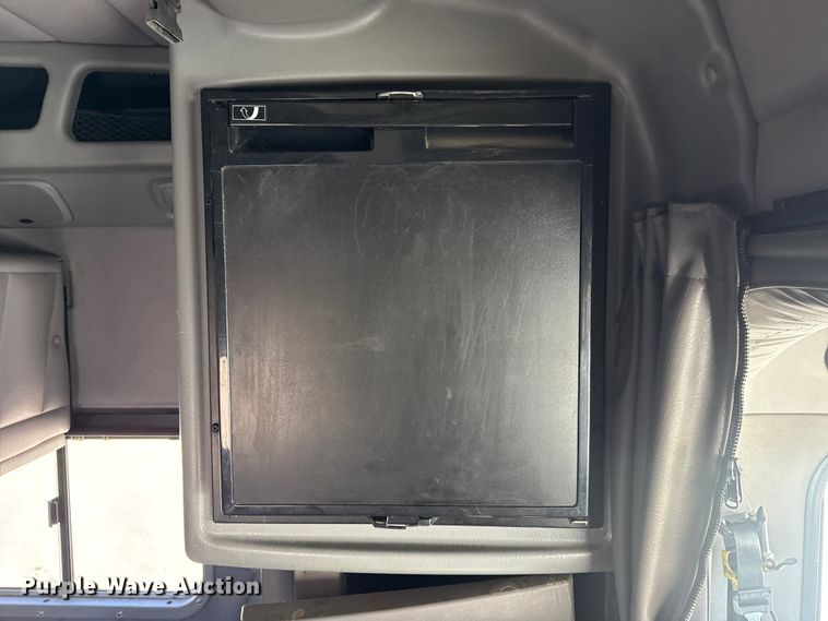 image for item DQ4341 2018 Peterbilt 389 semi truck