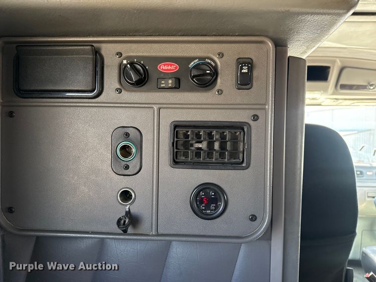 image for item DQ4341 2018 Peterbilt 389 semi truck