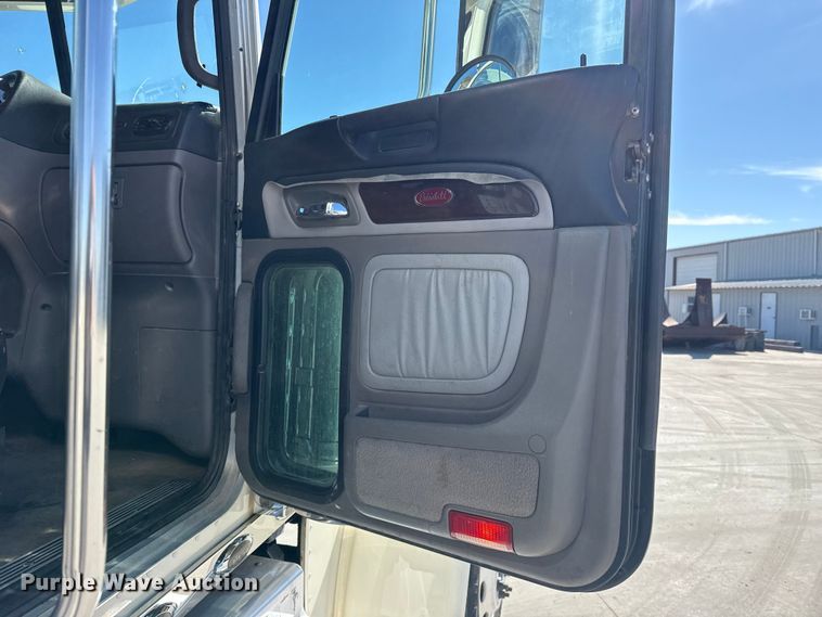 image for item DQ4341 2018 Peterbilt 389 semi truck