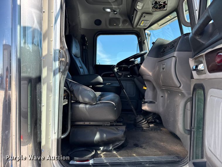 image for item DQ4341 2018 Peterbilt 389 semi truck