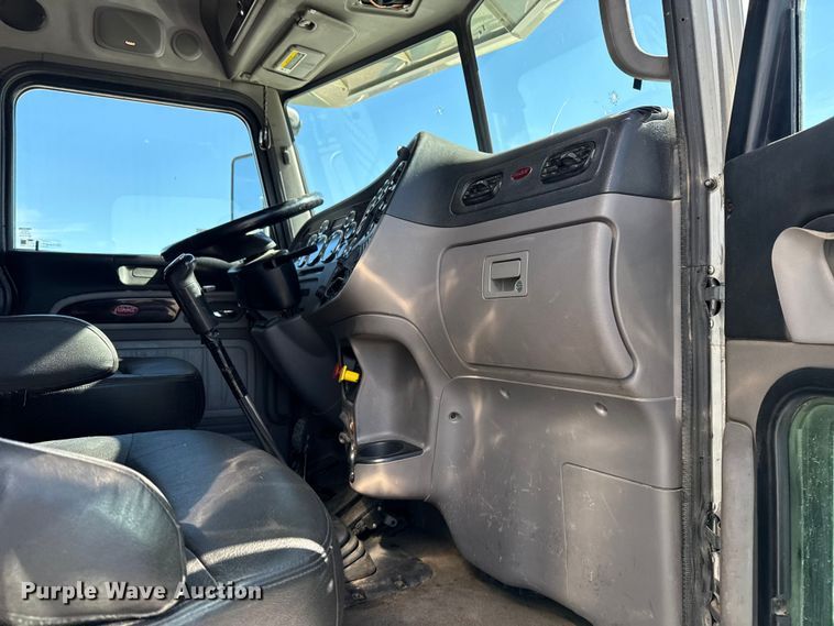 image for item DQ4341 2018 Peterbilt 389 semi truck