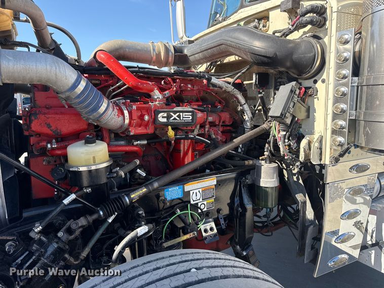 image for item DQ4341 2018 Peterbilt 389 semi truck