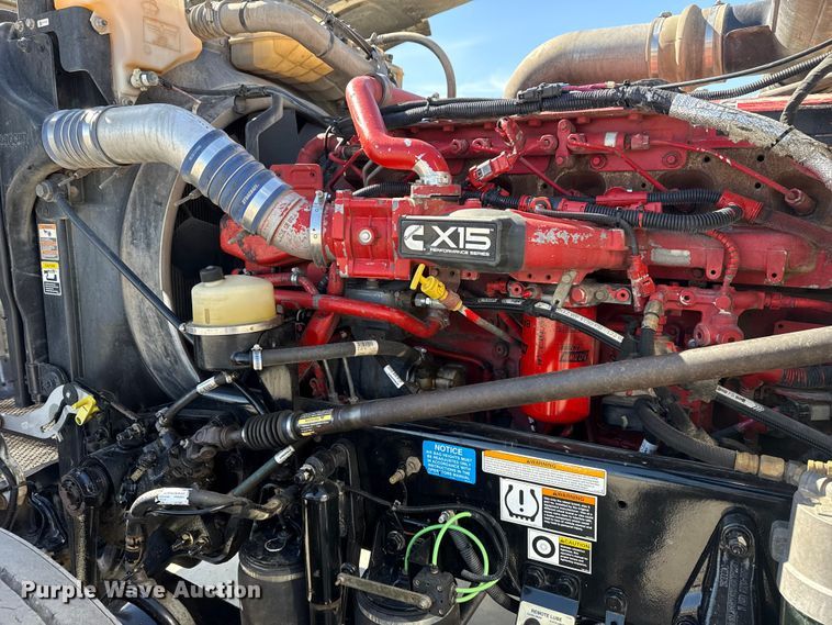 image for item DQ4341 2018 Peterbilt 389 semi truck