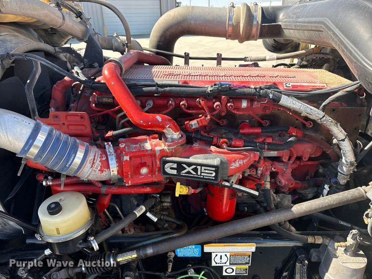 image for item DQ4341 2018 Peterbilt 389 semi truck