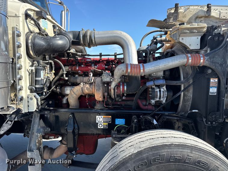 image for item DQ4341 2018 Peterbilt 389 semi truck