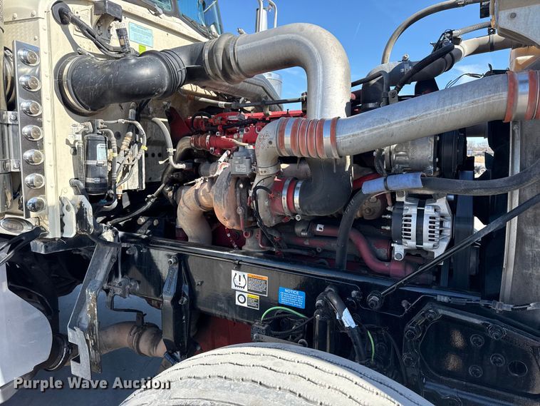 image for item DQ4341 2018 Peterbilt 389 semi truck