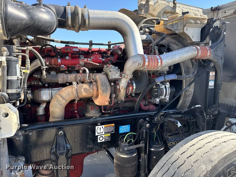 image for item DQ4341 2018 Peterbilt 389 semi truck