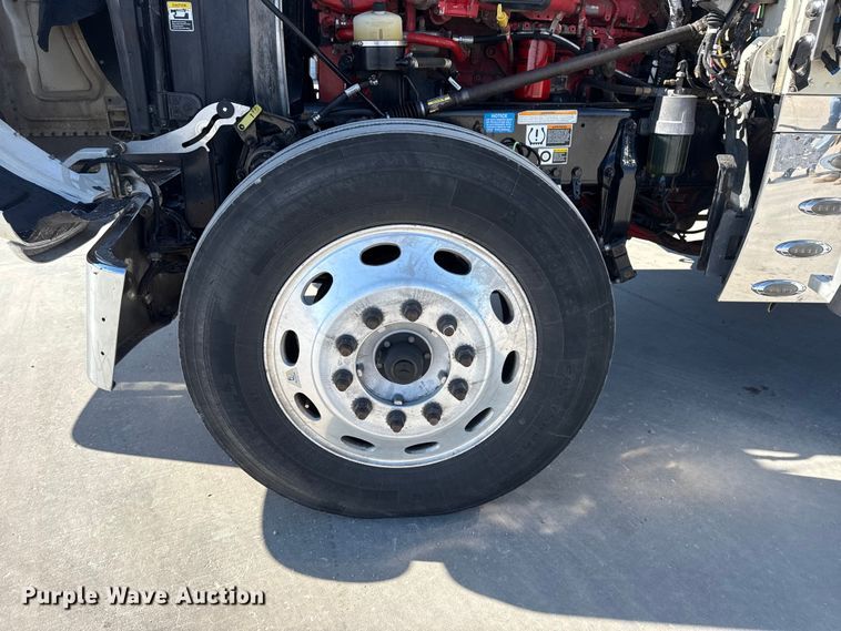 image for item DQ4341 2018 Peterbilt 389 semi truck
