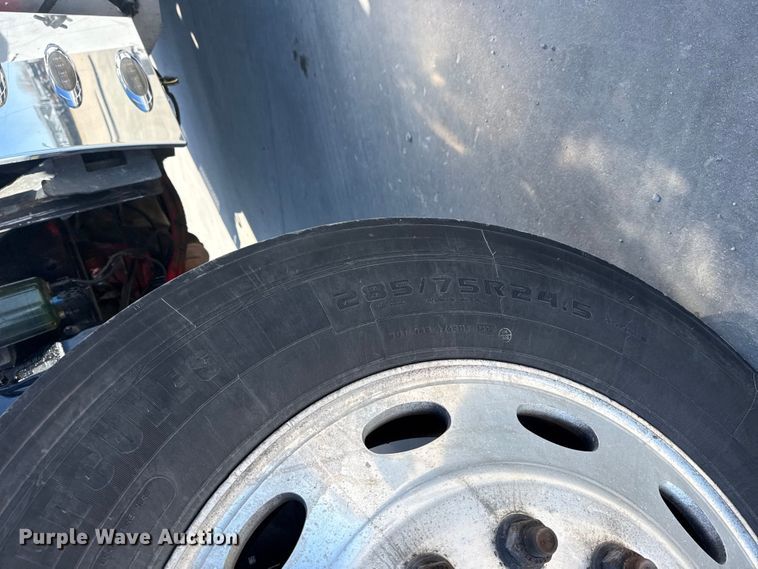 image for item DQ4341 2018 Peterbilt 389 semi truck