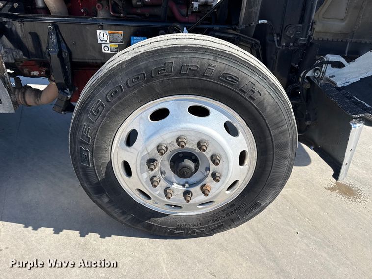 image for item DQ4341 2018 Peterbilt 389 semi truck