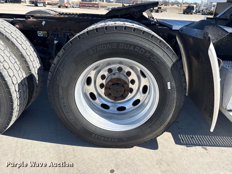 image for item DQ4341 2018 Peterbilt 389 semi truck