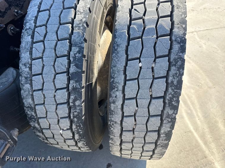 image for item DQ4341 2018 Peterbilt 389 semi truck