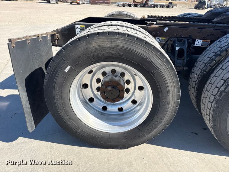 image for item DQ4341 2018 Peterbilt 389 semi truck