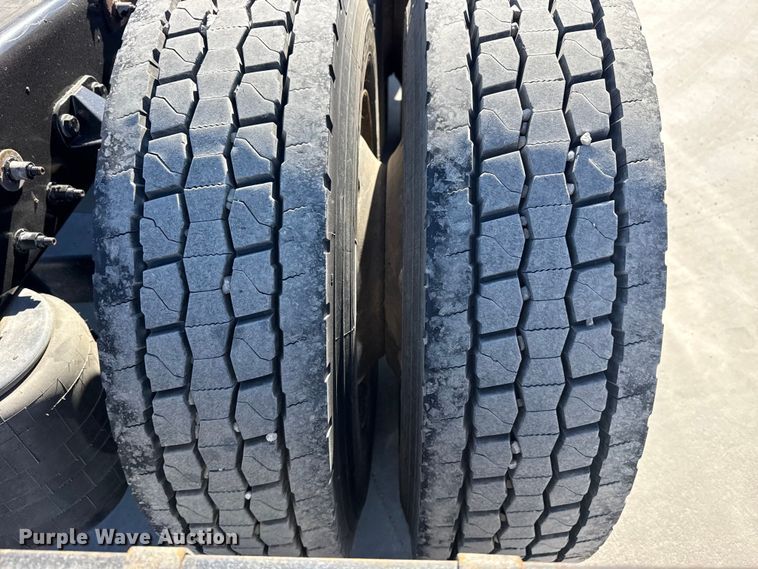 image for item DQ4341 2018 Peterbilt 389 semi truck