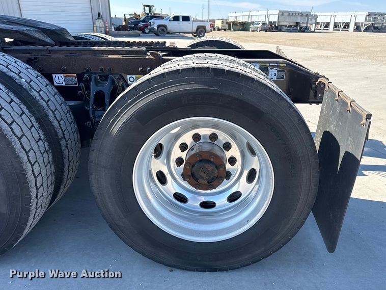 image for item DQ4341 2018 Peterbilt 389 semi truck