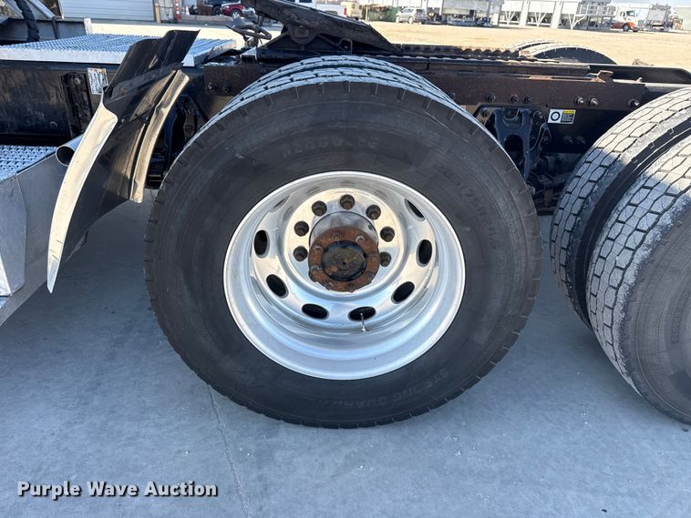 image for item DQ4341 2018 Peterbilt 389 semi truck