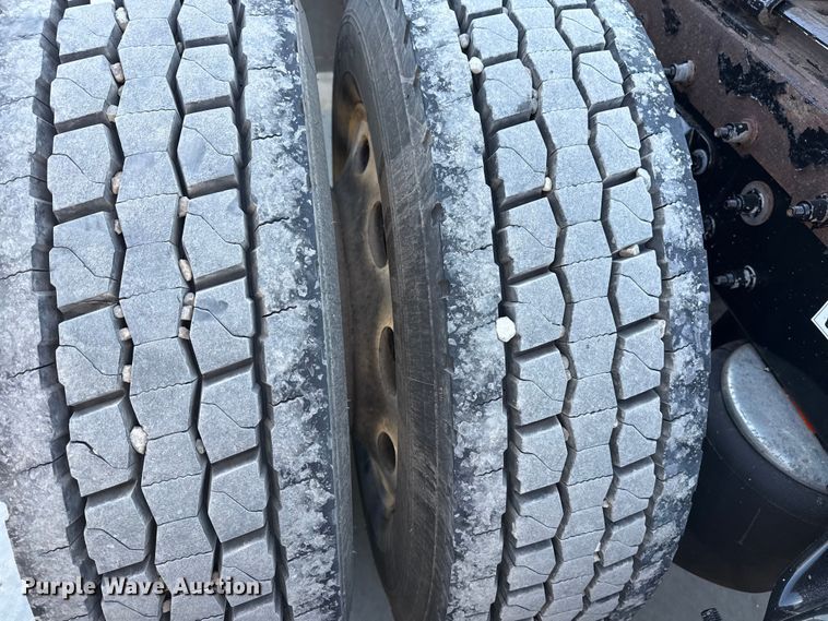 image for item DQ4341 2018 Peterbilt 389 semi truck