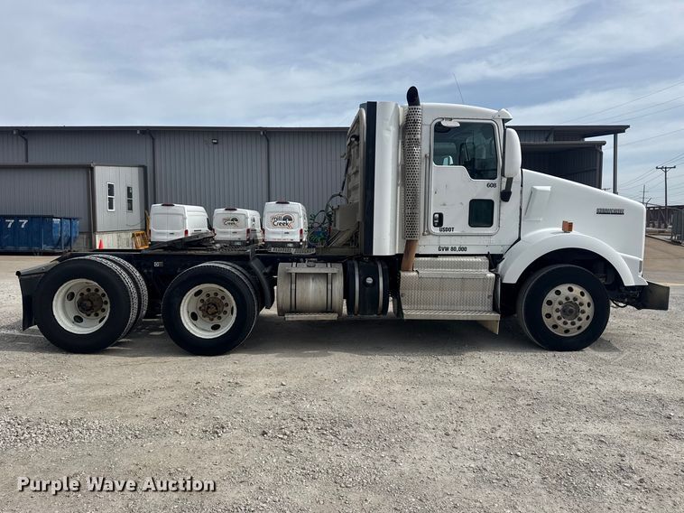 image for item DQ4346 2012 Kenworth T800 semi truck