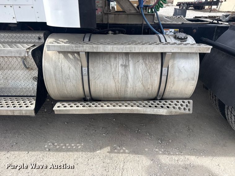 image for item DQ4346 2012 Kenworth T800 semi truck