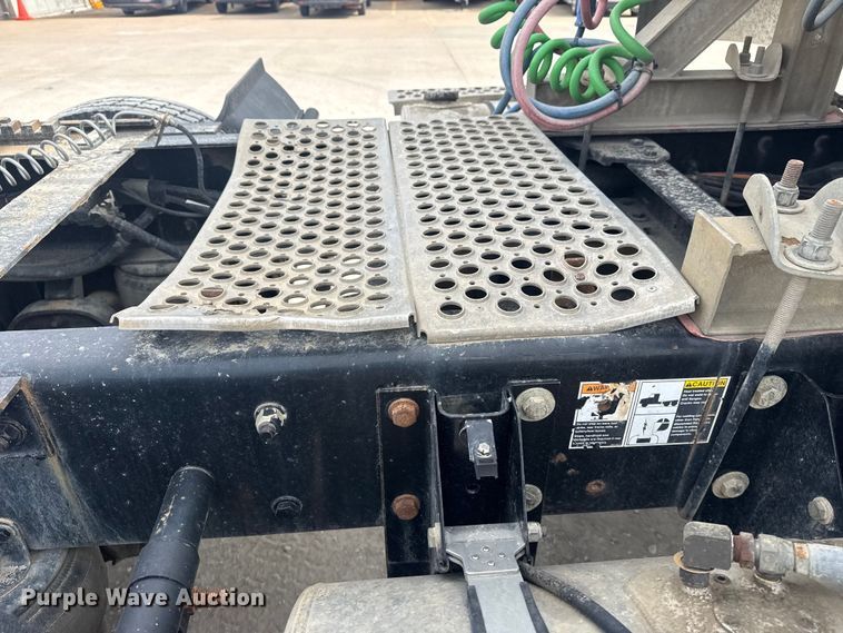 image for item DQ4346 2012 Kenworth T800 semi truck