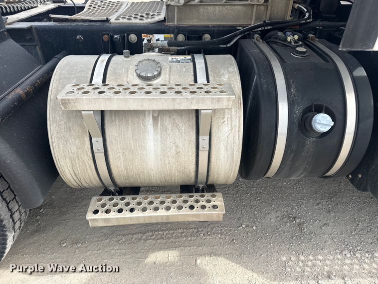 image for item DQ4346 2012 Kenworth T800 semi truck