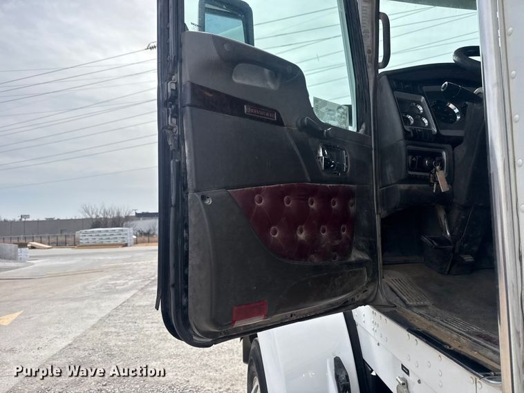 image for item DQ4346 2012 Kenworth T800 semi truck