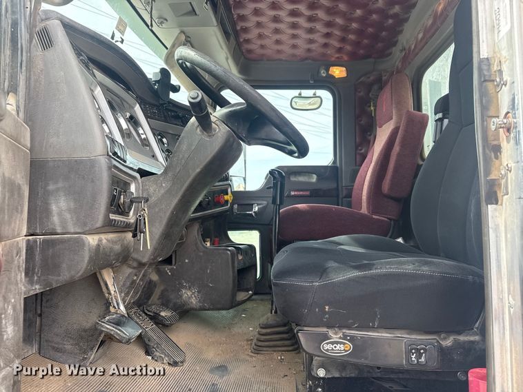 image for item DQ4346 2012 Kenworth T800 semi truck