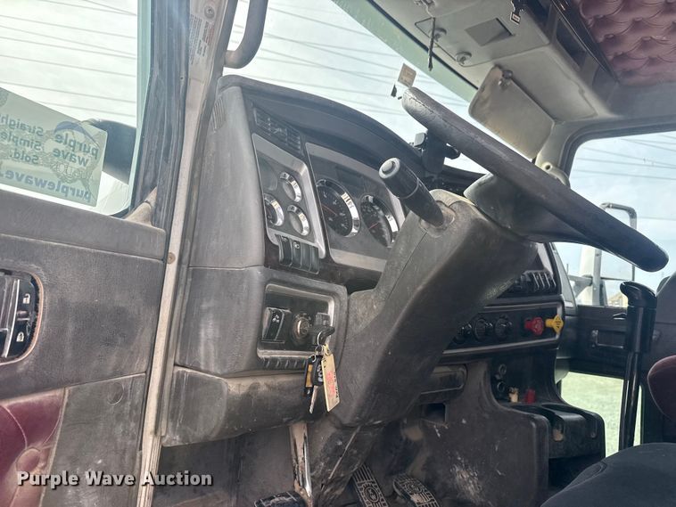 image for item DQ4346 2012 Kenworth T800 semi truck