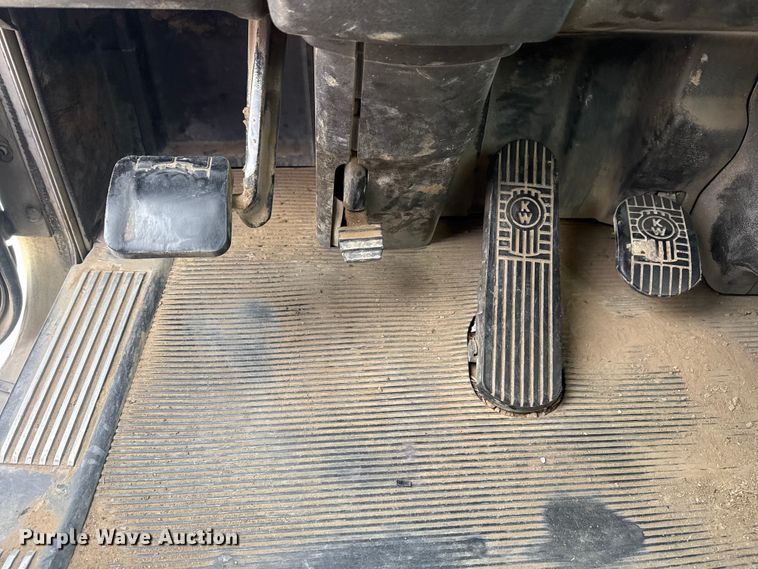 image for item DQ4346 2012 Kenworth T800 semi truck