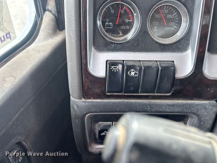 image for item DQ4346 2012 Kenworth T800 semi truck