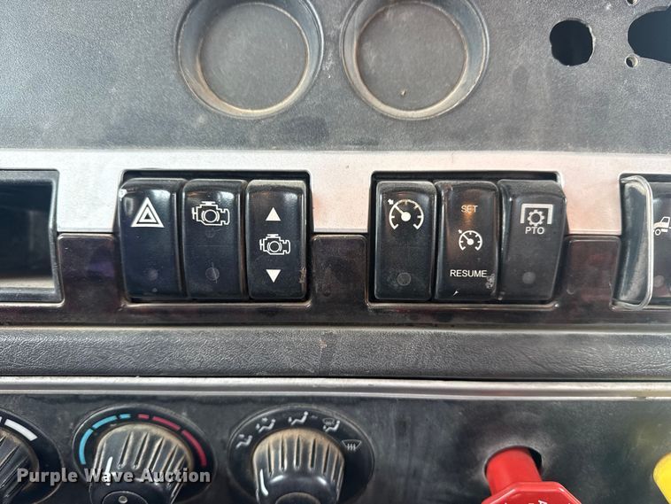 image for item DQ4346 2012 Kenworth T800 semi truck