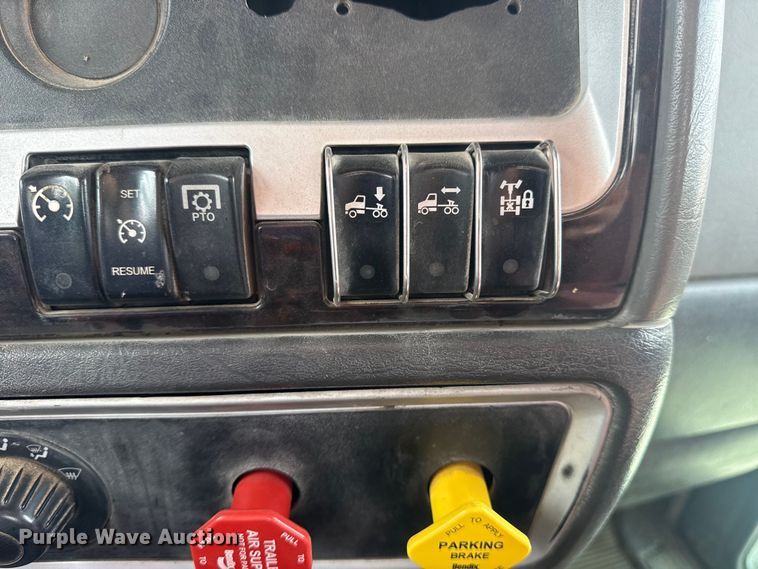 image for item DQ4346 2012 Kenworth T800 semi truck