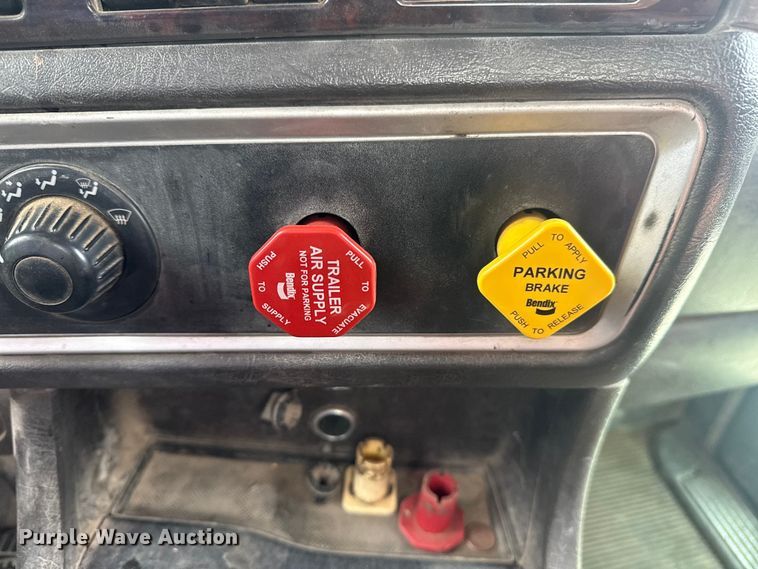 image for item DQ4346 2012 Kenworth T800 semi truck