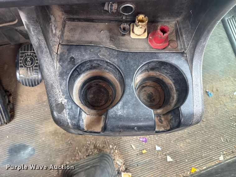 image for item DQ4346 2012 Kenworth T800 semi truck