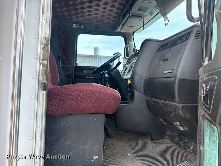 image for item DQ4346 2012 Kenworth T800 semi truck